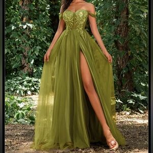 Faeriesty Elegant Off-Shoulder Green Evening Gown size XS